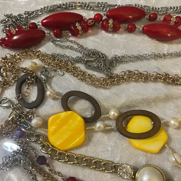 Jessica Simpson, Charming Charlie, Robert Rose to name a few ~14 necklace lot. - Picture 6 of 8